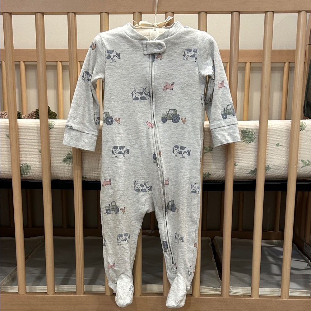 Carter's 6-9m Gray Farm Print Footies
